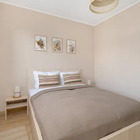 Cosy And Bright With Parking In By Renters Poznań