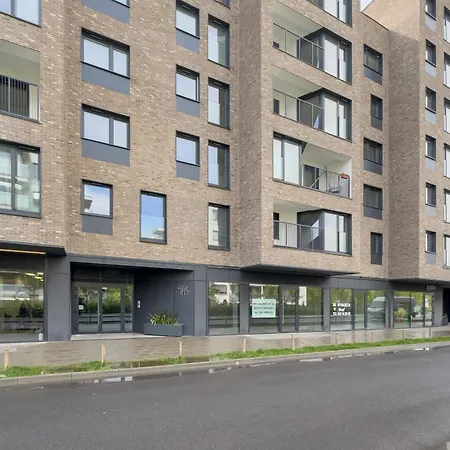 Cosy And Bright With Parking In By Renters Apartament