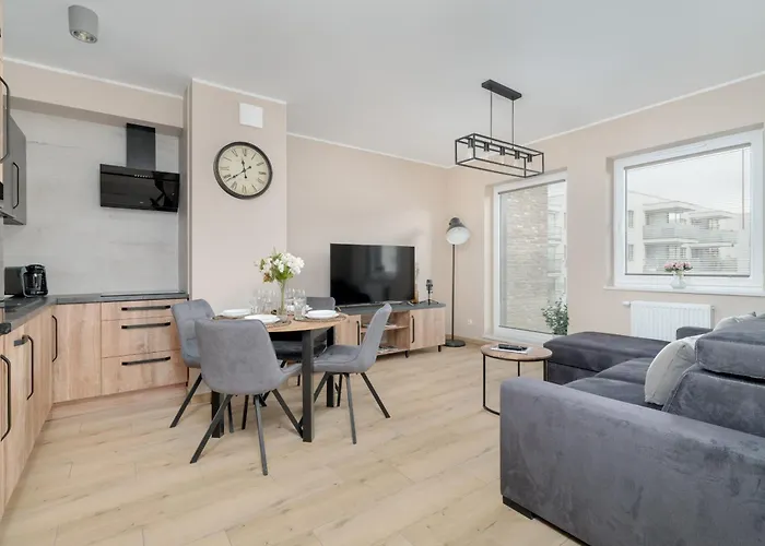 Cosy And Bright With Parking In By Renters Apartment *