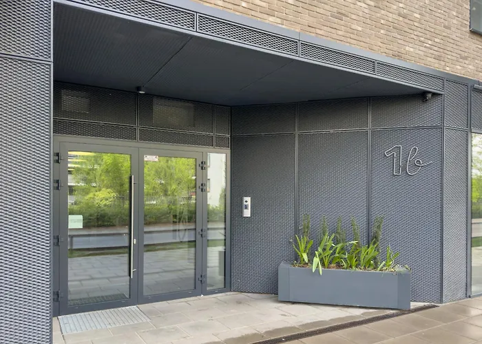 Cosy And Bright With Parking In By Renters *